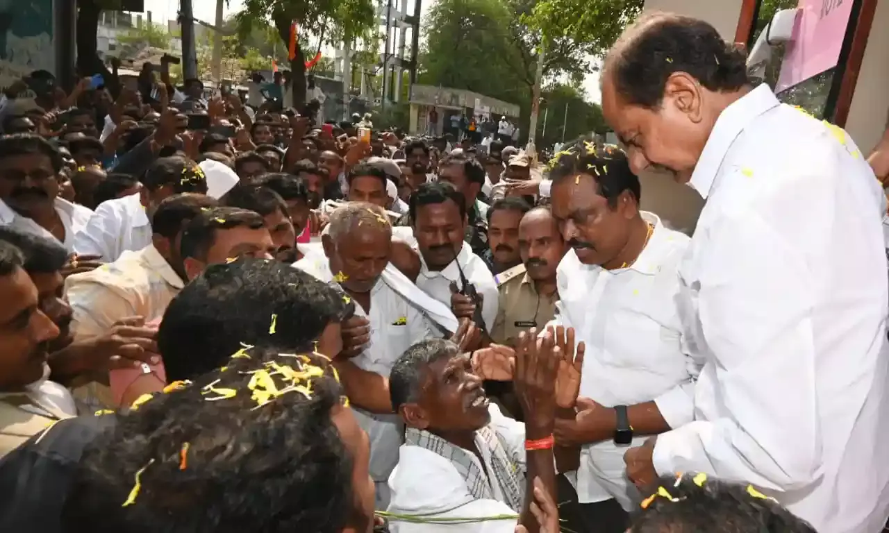 Water crisis to farmer suicides: KCR lashes out at Congress government for failing farmers