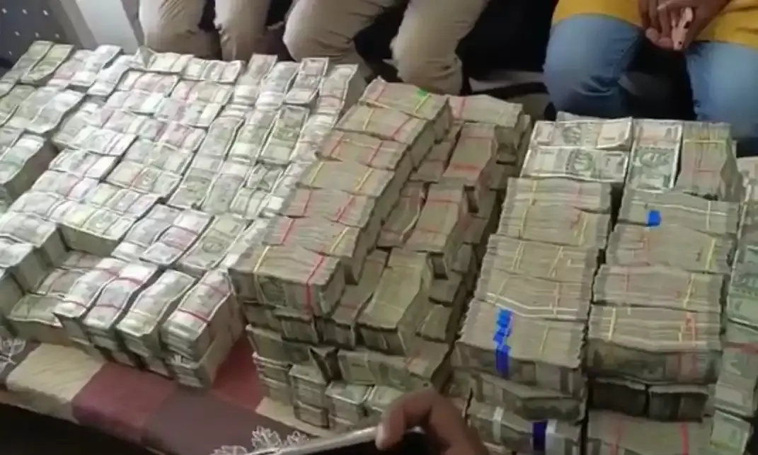 AP police recover Rs 7 crore cash from vehicle after mishap in East Godavari