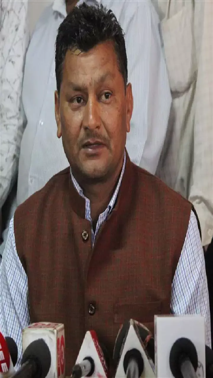 In Dharmshala rebel makes it a triangular contest