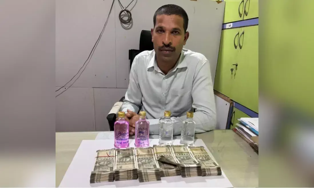 Hyderabad: CCS inspector Chamakuri Sudhakar caught red handed accepting Rs 5L bribe