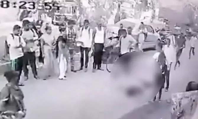 People watch as jilted lover bludgeons woman to death on road in Maharashtra