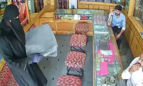 Medchal cops arrest 2 in jewellery shop robbery attempt caught on camera