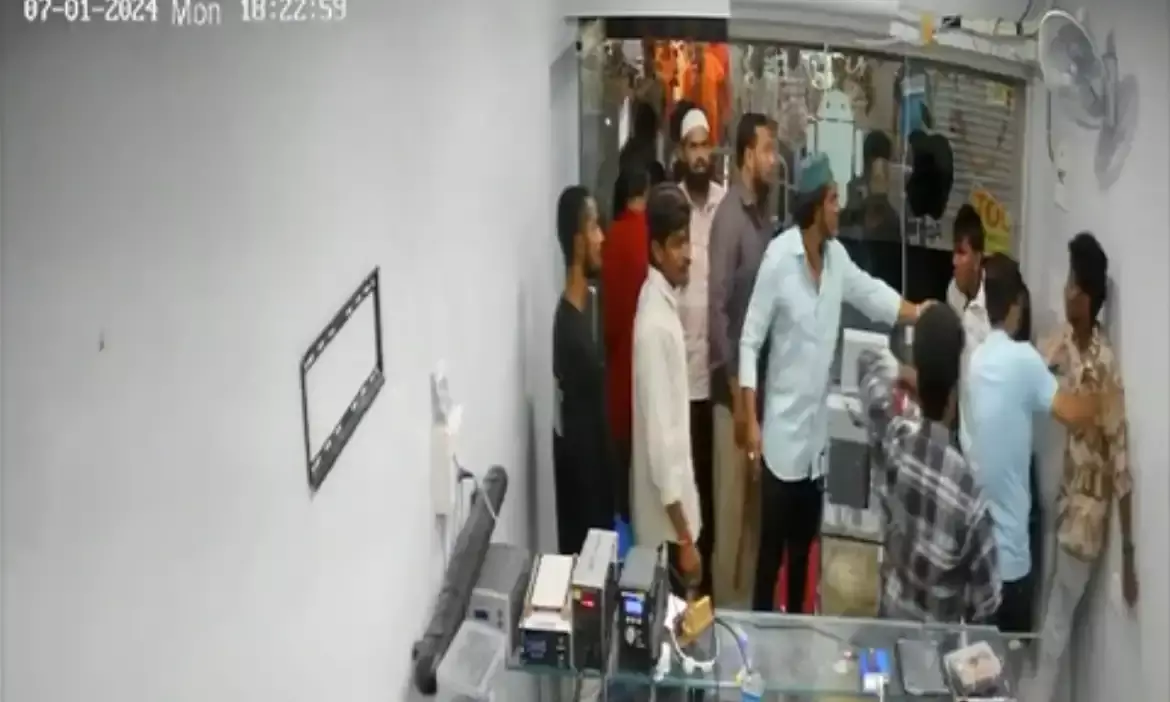 Hyderabad: Miscreants attack mobile repair shop over pending payment at Ameerpet; 7 held