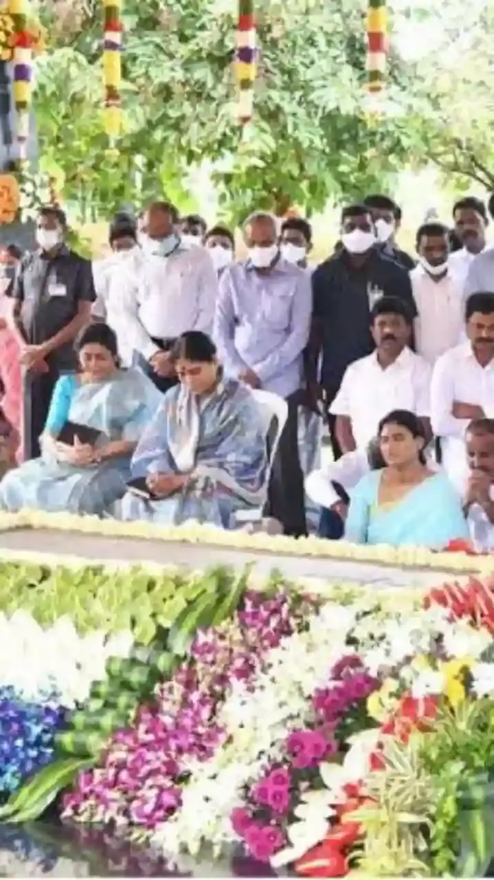 YS Jagan, Sharmila pay homage to YSR on his 75th birth anniversary