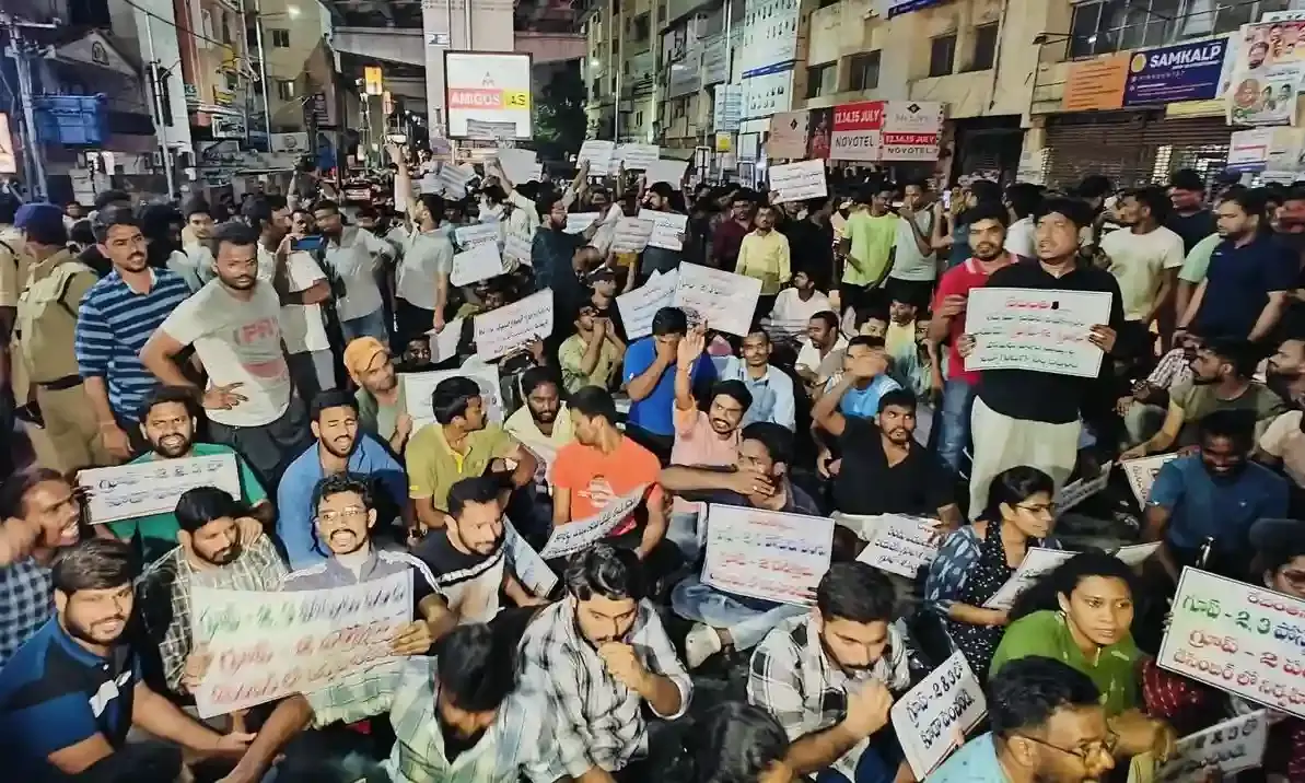 Job aspirants protest for Groups, DSC exams postponement in Ashok Nagar, Dilsukhnagar