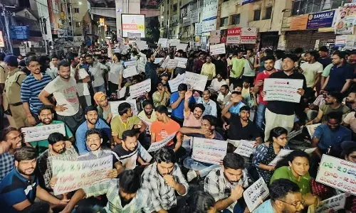 Job aspirants protest for Groups, DSC exams postponement in Ashok Nagar, Dilsukhnagar