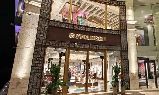 Sarees worth Rs 8 lakhs stolen at Jubilee Hills Swadesh Store