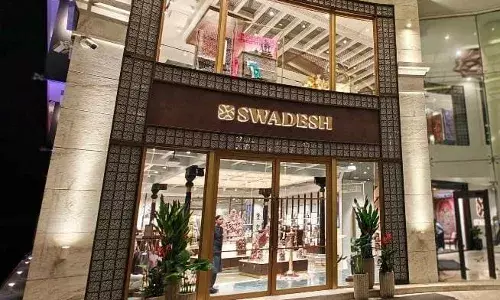 Sarees worth Rs 8 lakhs stolen at Jubilee Hills Swadesh Store