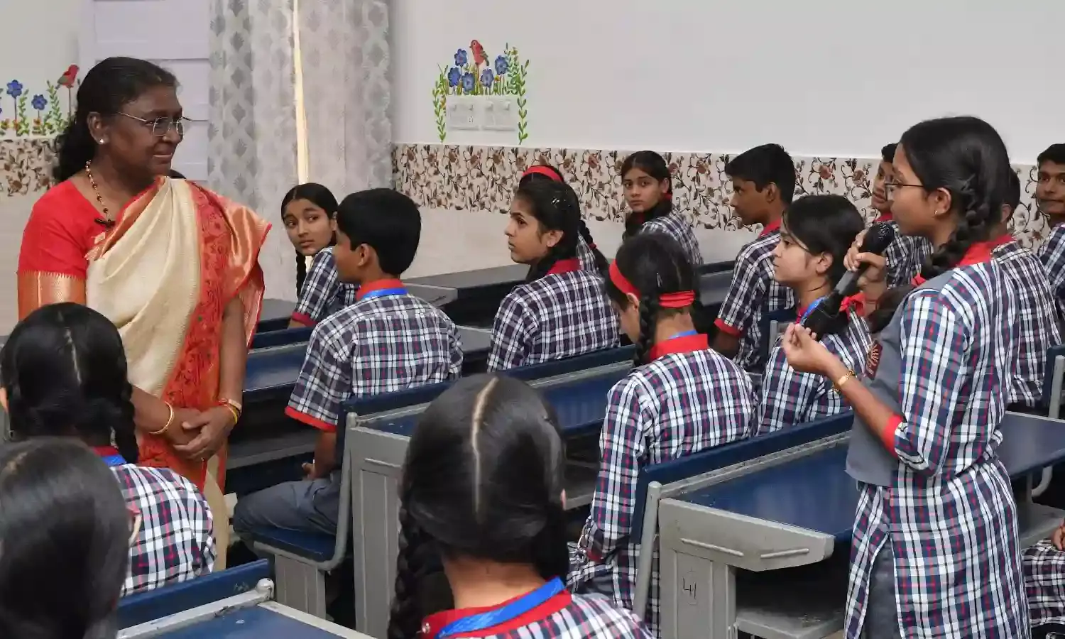 President Murmu becomes teacher for a day; interacts with schoolkids on ways to check global warming