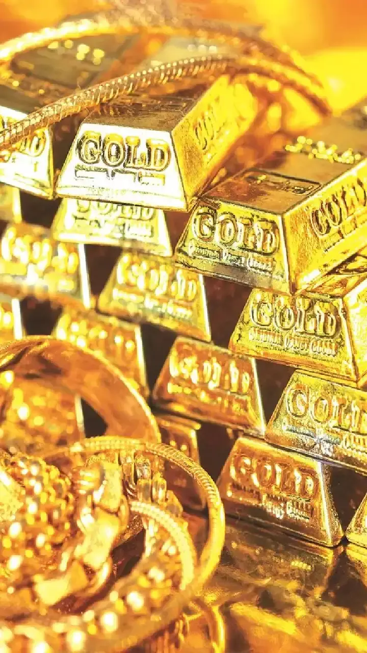 Gold tumbles Rs 1,000 to 70,650 per 10 grams on sluggish demand, global cues