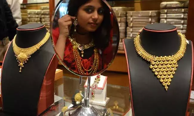Gold tumbles Rs 1,000 to 70,650 per 10 grams on sluggish demand, global cues