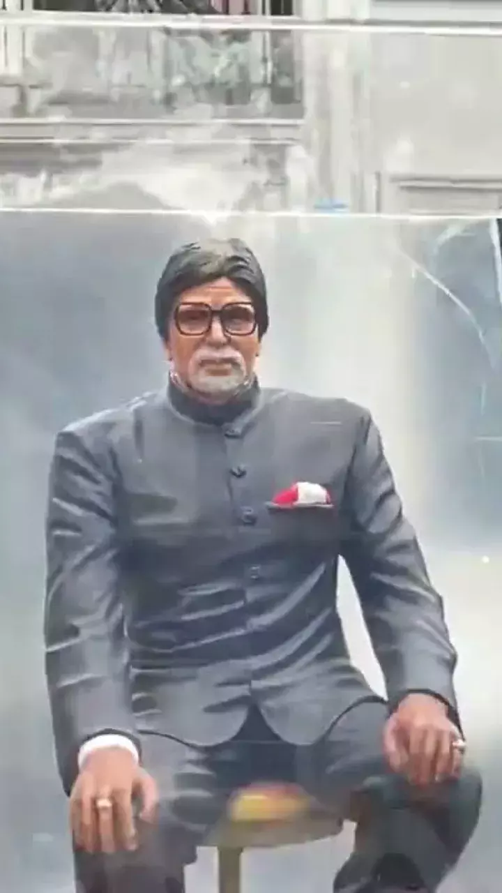 Statue of Amitabh Bachchan in New Jersey a tourist spot