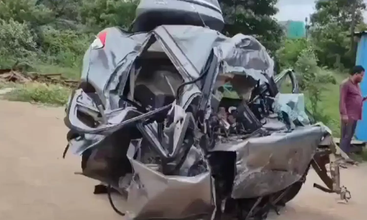 Hyderabad: Speedy car crashes into flyover near Malkam Cheruvu; BBA student killed