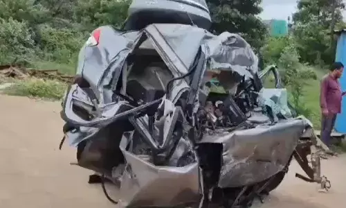 Hyderabad: Speedy car crashes into flyover near Malkam Cheruvu; BBA student killed