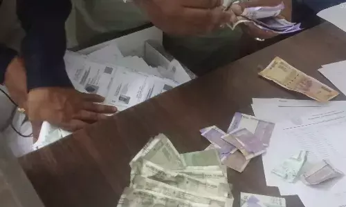 Hyderabad: ACB seizes ā¹1L after unknown persons threw cash out of window during raid at govt office