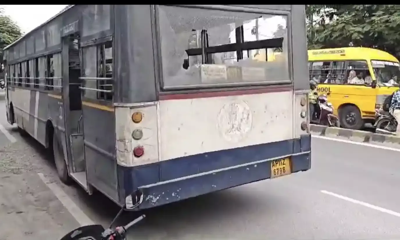 Vidyanagar: Tipsy woman goes berserk; smashes bus mirror, throws a snake at conductor