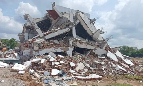 HYDRAA demolishes illegal structures around Bum-Rukn-ud-Dowla Lake