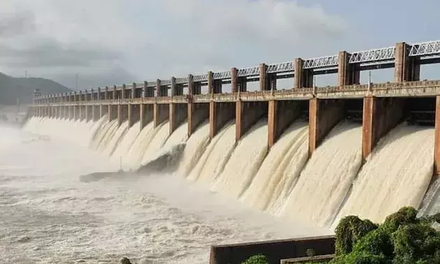 Tungabhadra dam gate washed away; CM Naidu alerts low-lying areas in Kurnool