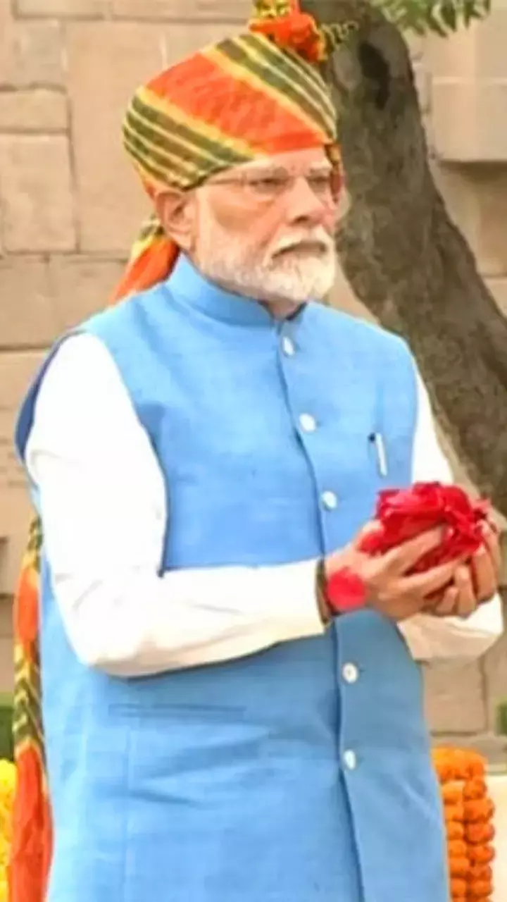 PM Modi sports multicoloured leheriya print turban for 78th Independence Day