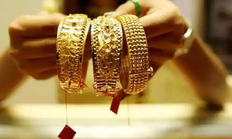 Gold plunges Rs 400; silver rallies Rs 800