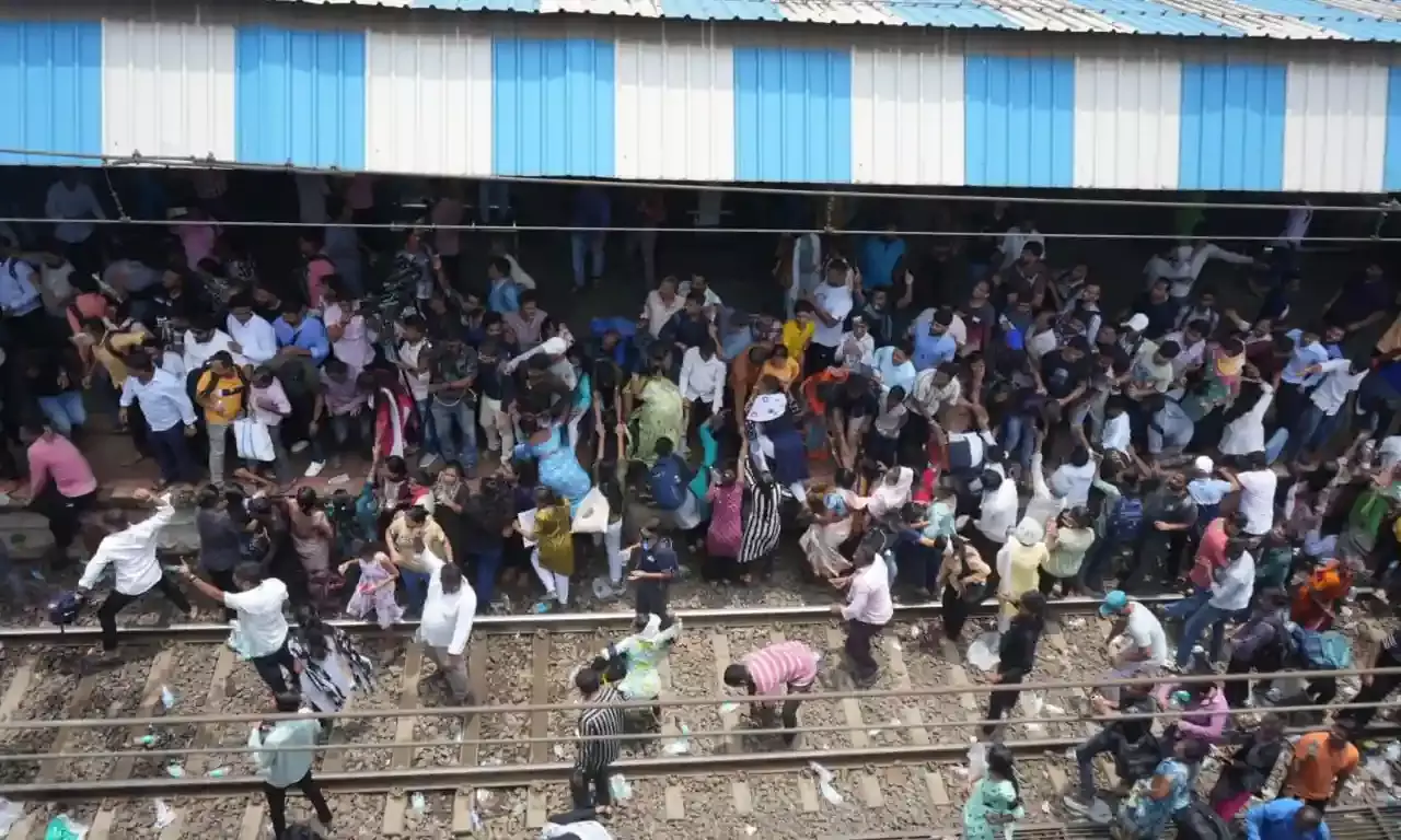 #Justice for KG students: Protestors rock  Maharashtras Badlapur  after school attendant sexually assaults two minors