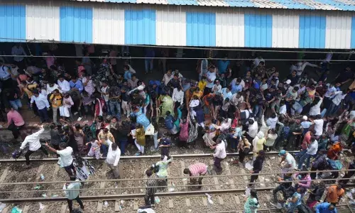 #Justice for KG students: Protestors rock  Maharashtras Badlapur  after school attendant sexually assaults two minors