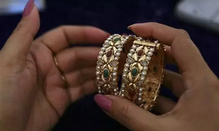 Gold climbs Rs 550 to Rs 74,350 per 10 gm; silver rallies Rs 1,200