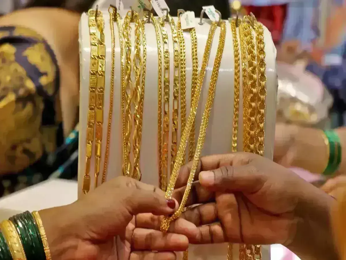 Gold prices remain steady; silver declines Rs 400