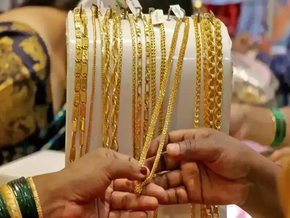 Gold prices remain steady; silver declines Rs 400