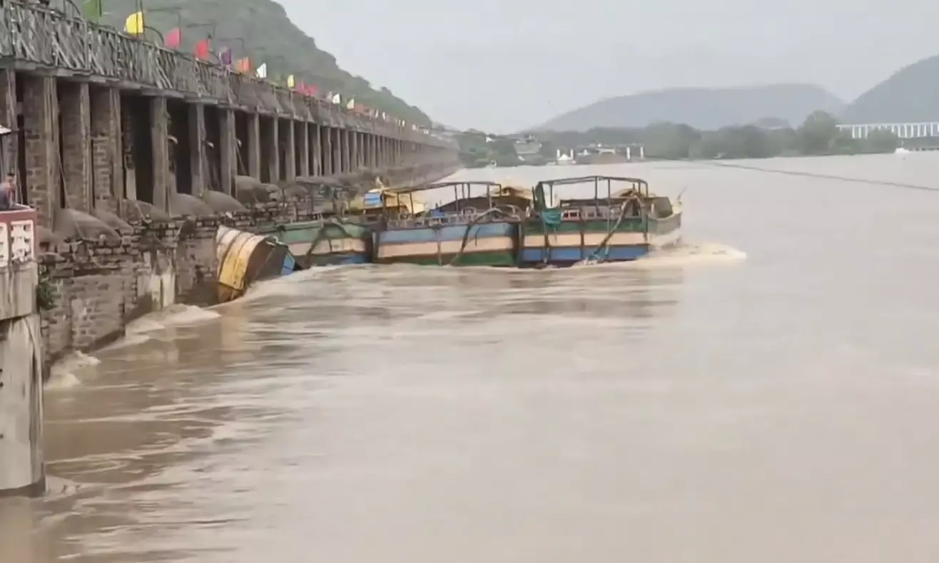 Flood fury: Prakasam Barrage’s pillar damaged after boat gets stuck at Gate No. 69