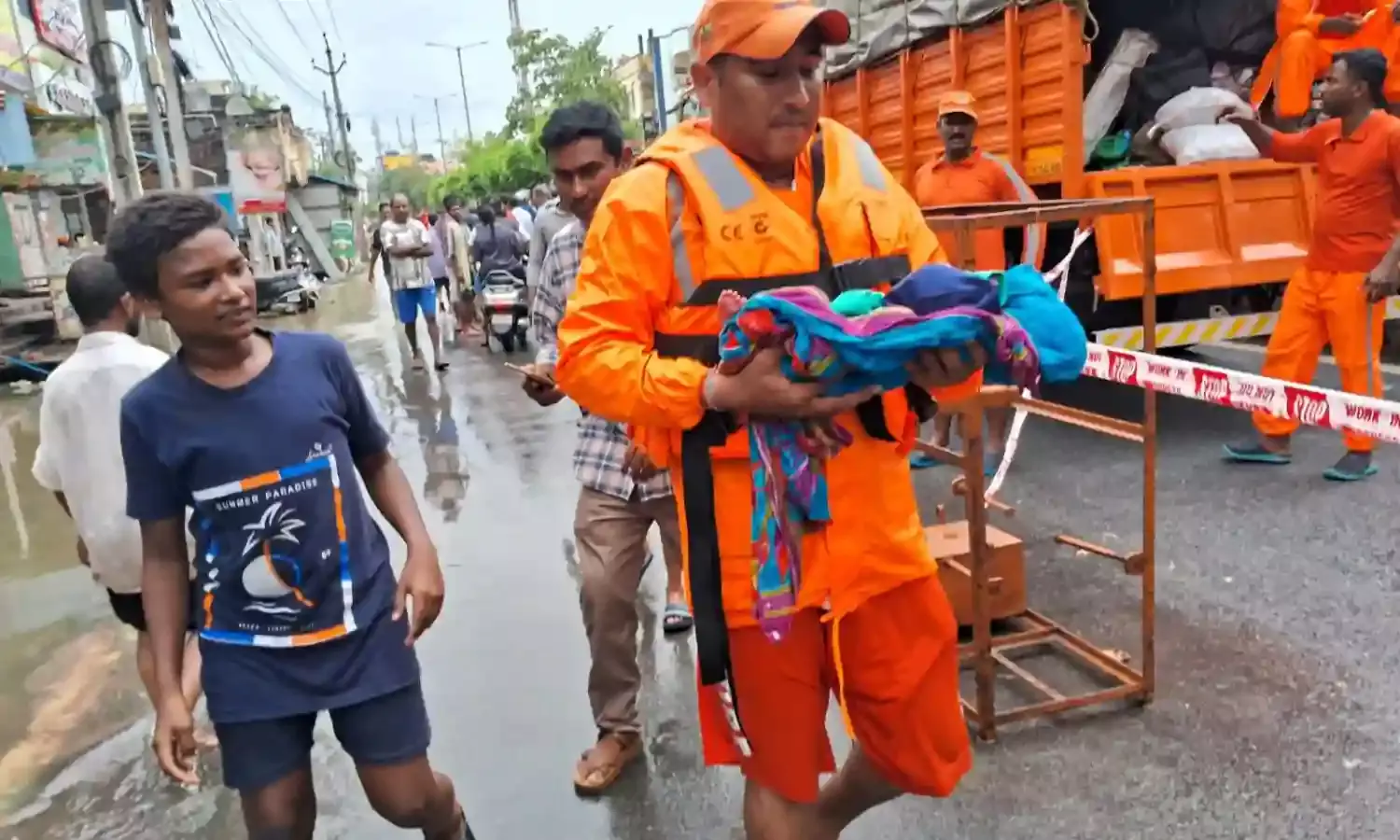 Scores scramble for food, milk in Vijayawada; complain over alleged govt apathy