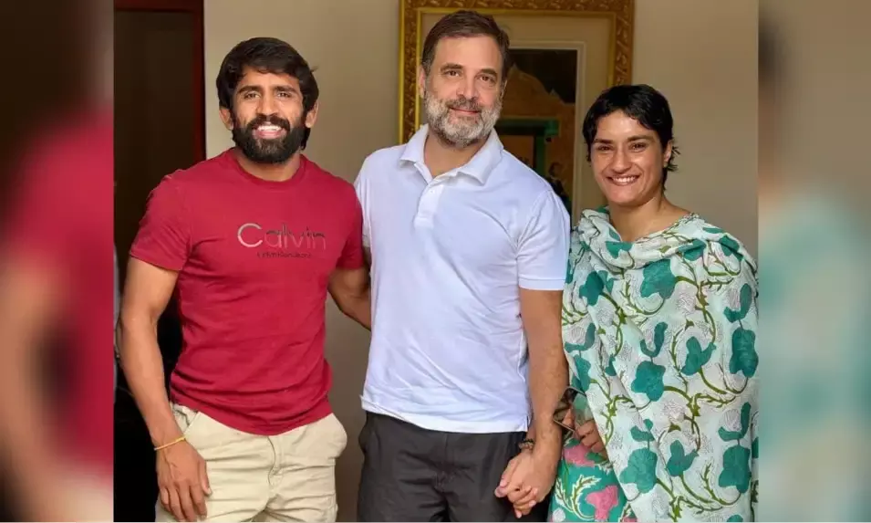 Phogat, Punia meet Rahul amid speculation over entering poll fray from Haryana