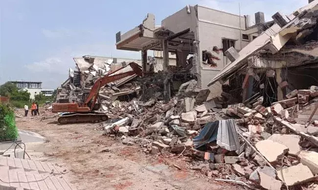 HYDRAA demolishes unauthorised structures at Nalla Cheruvu FTL in Kukatpally, Sangareddy