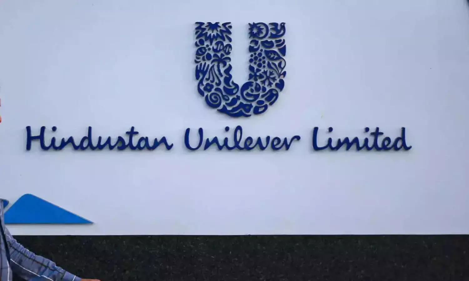 Markets fall dragged by Hindustan Unilever; massive foreign fund outflows