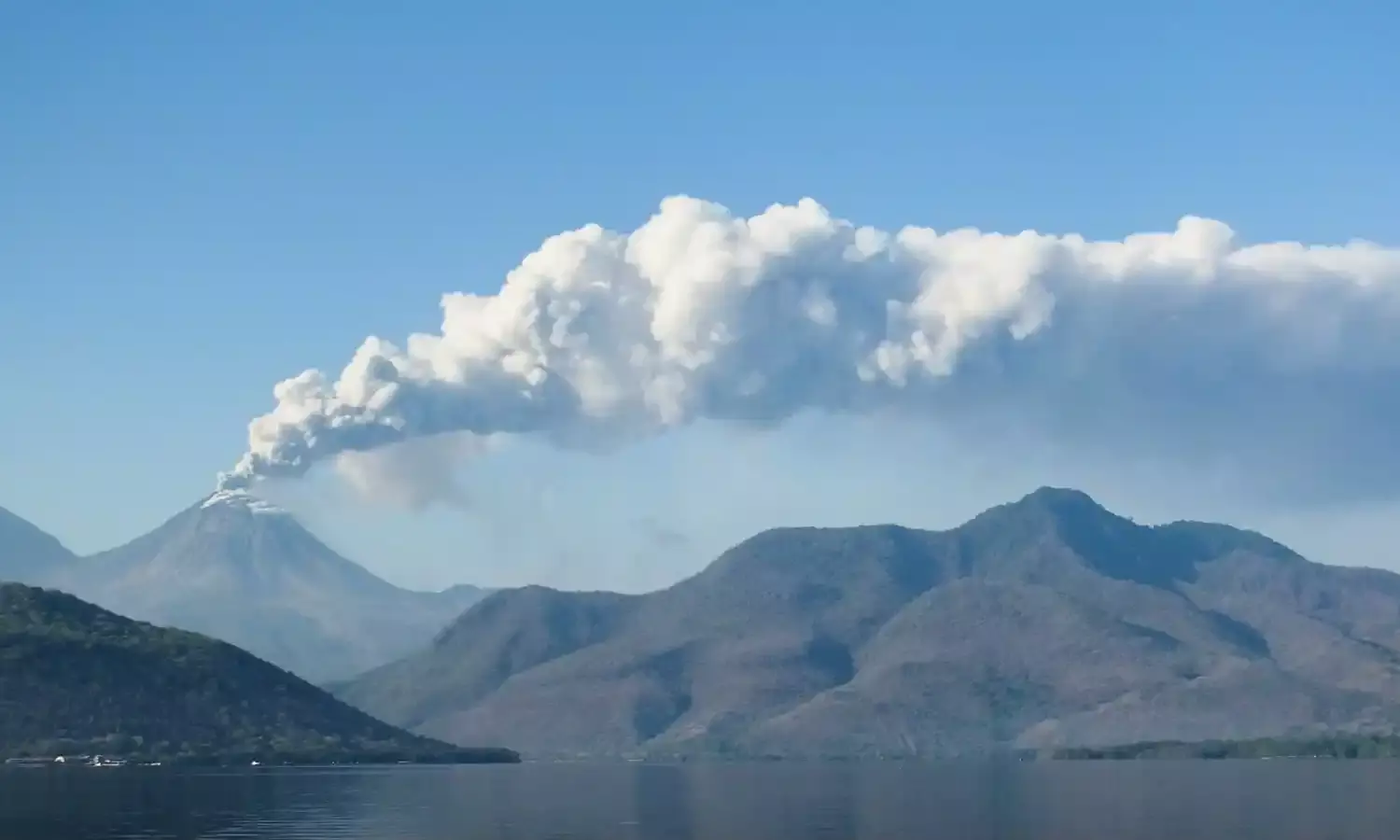 Indonesias volcanic eruption grounds international flights on tourist island of Bali