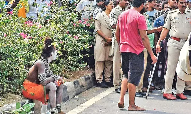 Mangalagiri: Female Aghori Naga Sadhvi attacks reporter, stages dharna on  Chennai-Vijayawada NH