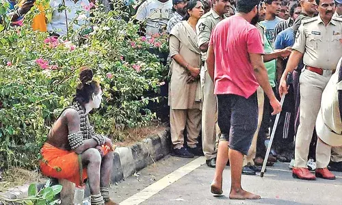 Mangalagiri: Female Aghori Naga Sadhvi attacks reporter, stages dharna on  Chennai-Vijayawada NH