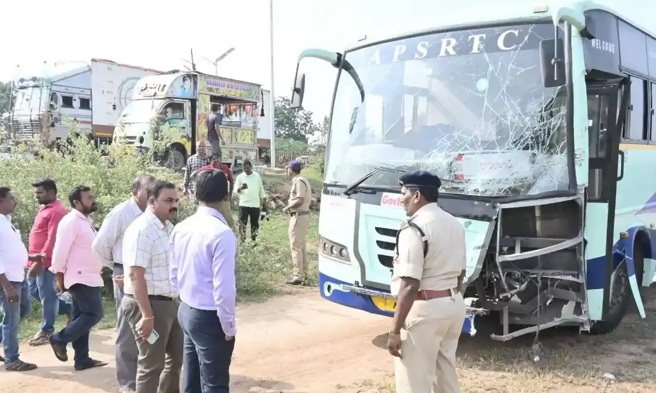 8 killed as auto collides with bus in Anantapur; 7 hurt