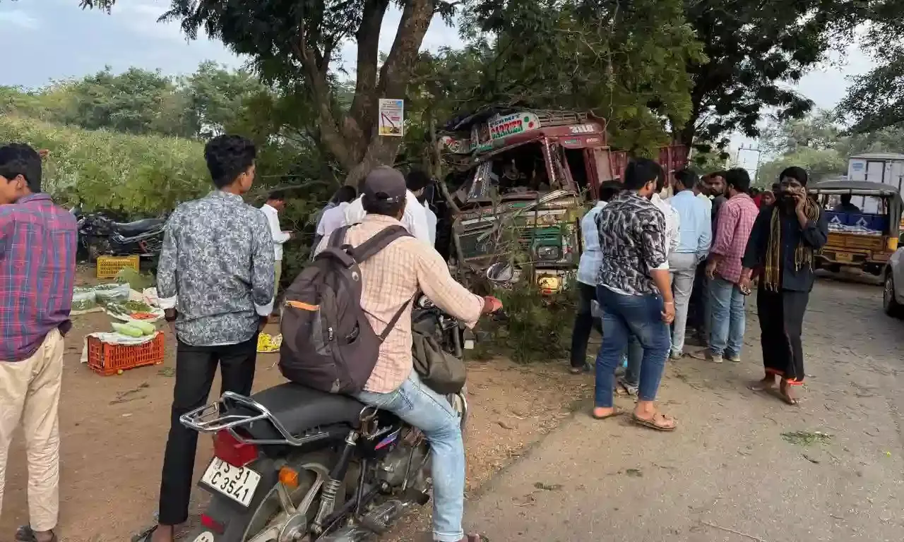 Four killed as truck runs over vegetable vendors in Ranga Reddy