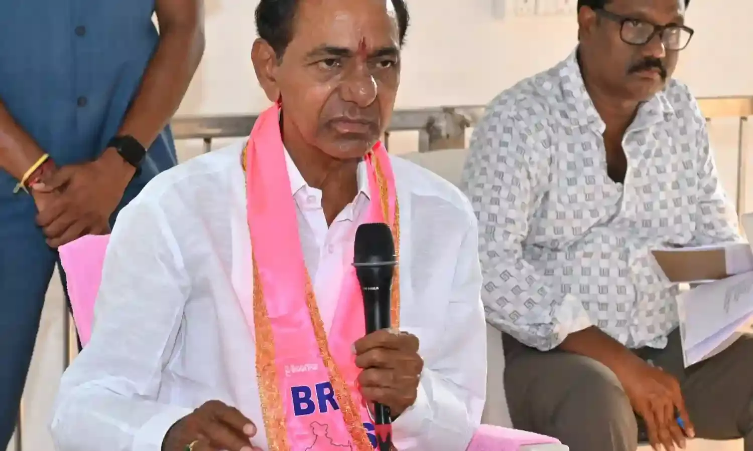 KCR slams Cong govt for changing design of Telangana Thalli
