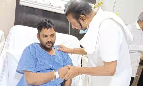 Actor Mohan Babu meets injured journalist in hospital, offersĀ apology
