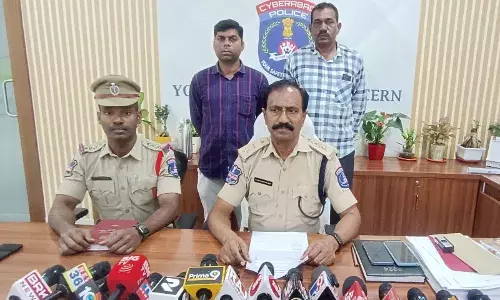 Two held for late-night robbery of motorist in Balanagar; gold chain, phones recovered