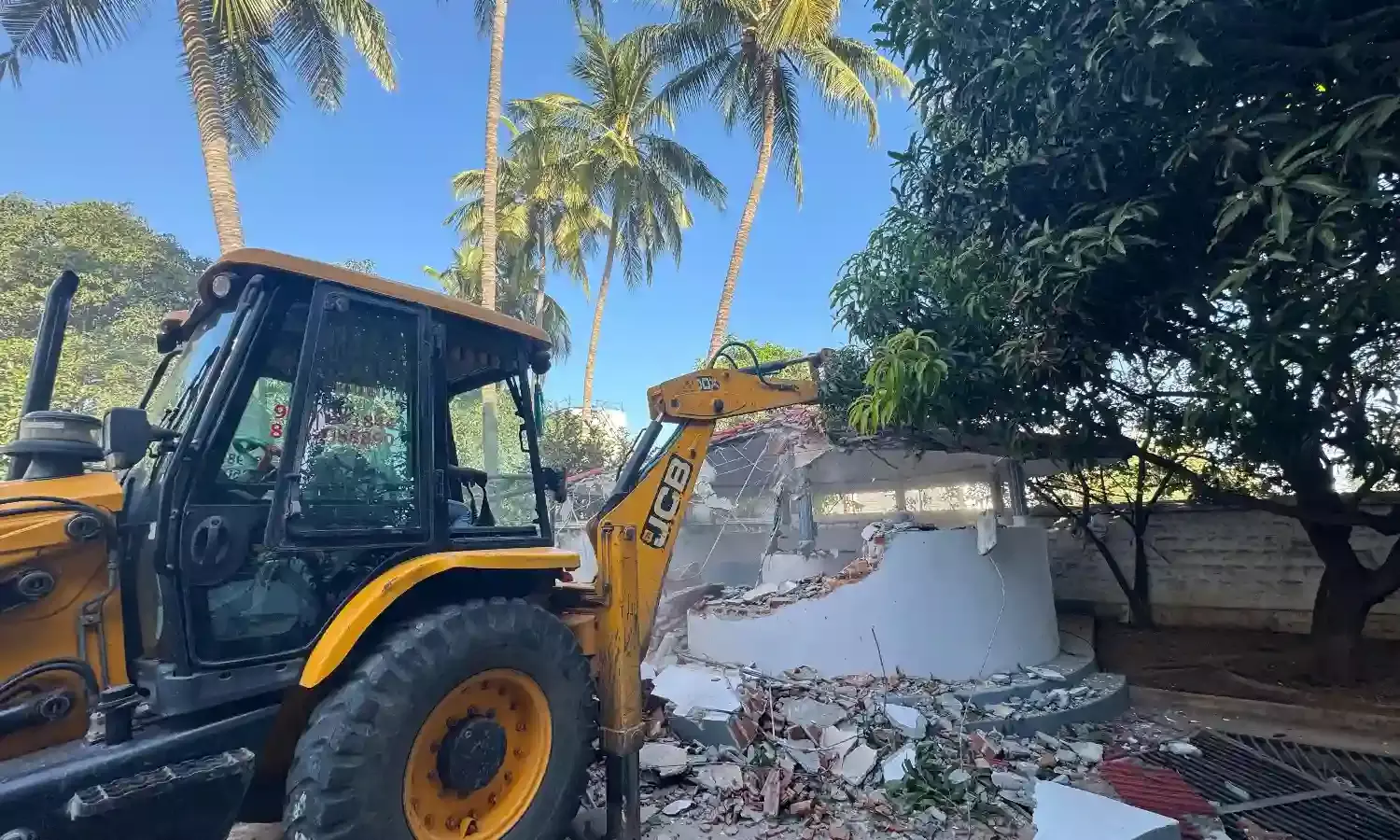 HYDRAA demolishes unauthorized compound wall at Divya Nagar layout; residents heave sigh of relief