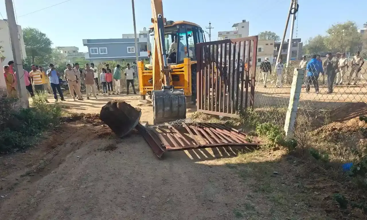HYDRAA reclaims park land, demolishes compound wall in Shamshabad