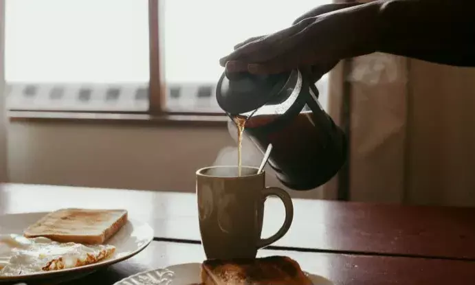 How consuming hot tea or coffee on empty stomach can exacerbate gastritis, ulcers