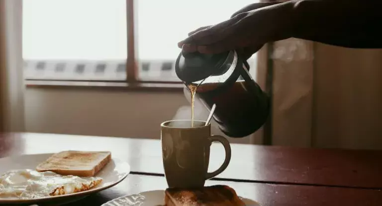 How consuming hot tea or coffee on empty stomach can exacerbate gastritis, ulcers