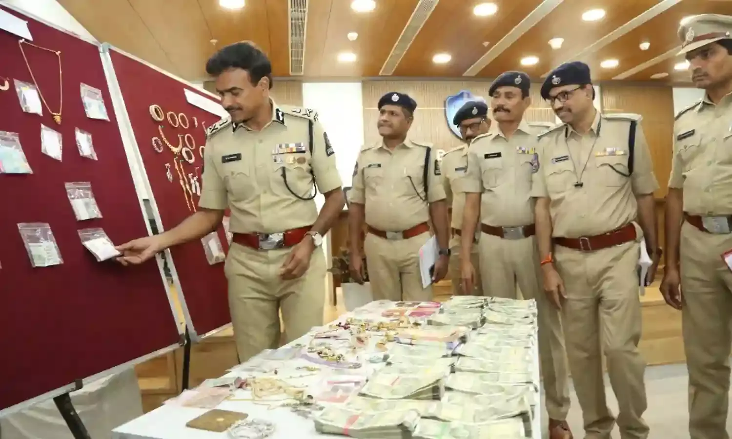 Interstate burglary gang nabbed at Nampally Station within 24 hrs of robbery; Rs 3 crore recovered