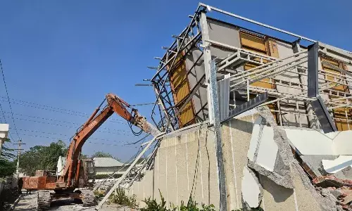 Malkajgiri: HYDRAA demolishes Prakruti Resortsā structure occupying Komati Kunta FTLĀ