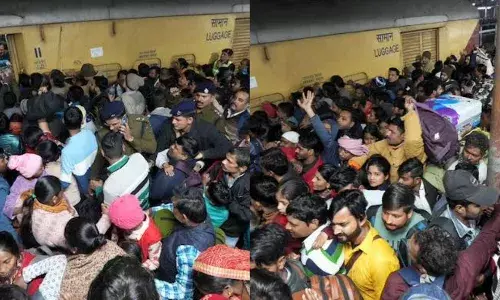 Delhi station stampede: Congress demands railway ministerās resignation