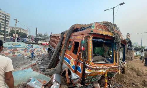 Video: Lorry crashes into childrenās park on Vizag beach road; site markedĀ āblackĀ spot